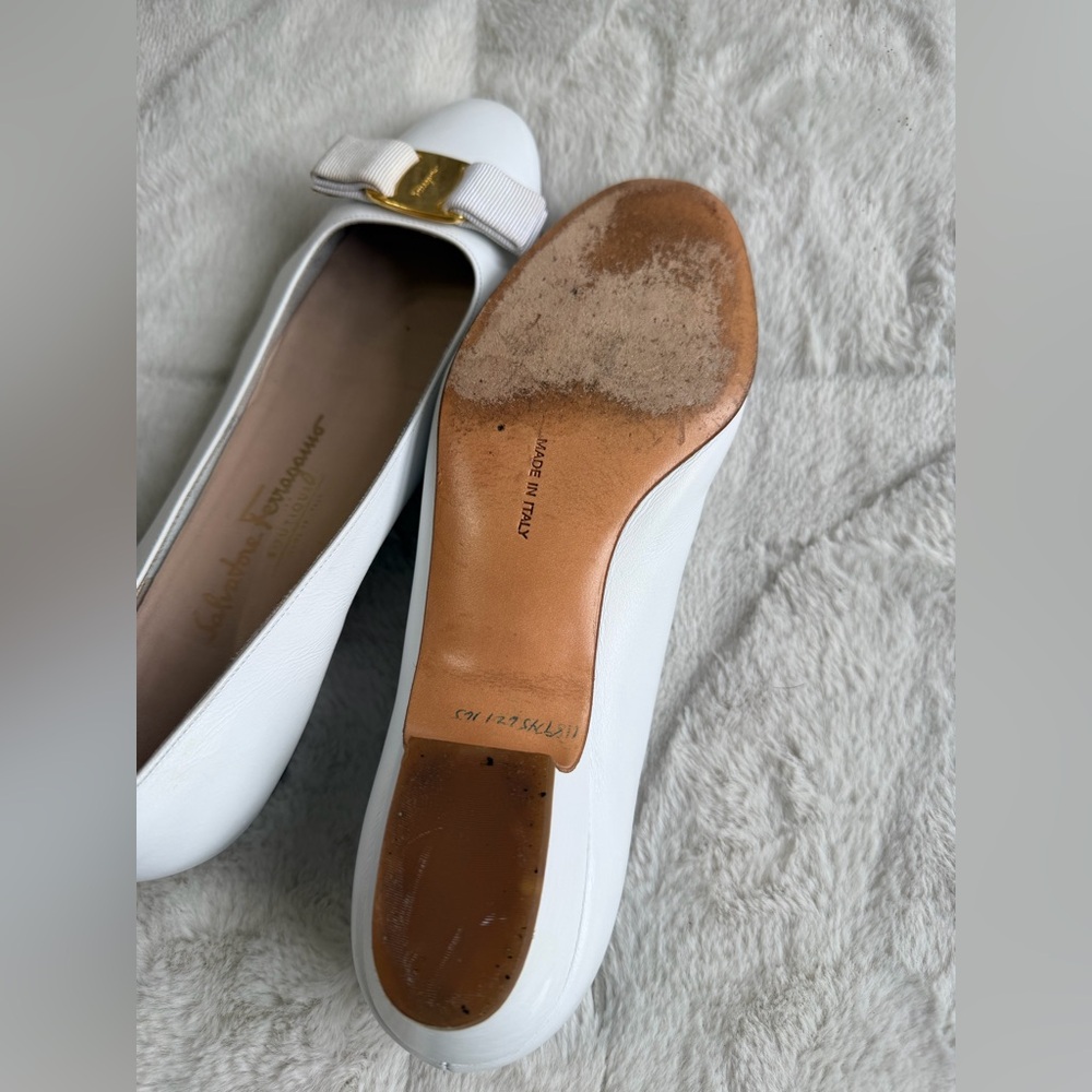 $895 Ferragamo Vara Bow White Leather Low Pumps 8.5 - Picture 7 of 8
